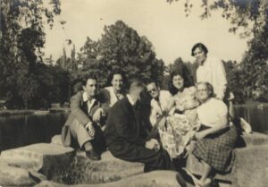 Liana și prietenii ei după concertul de la Craiova din 1957 - în parcul Romanescu