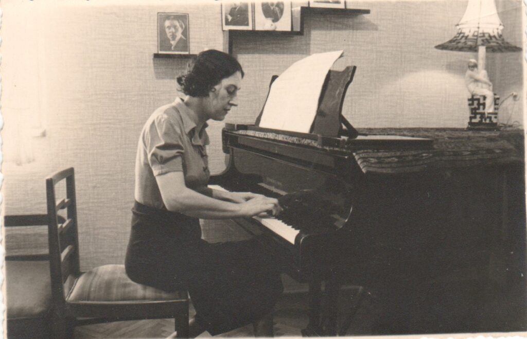 Silvia Șerbescu cântând la pian în 1938
