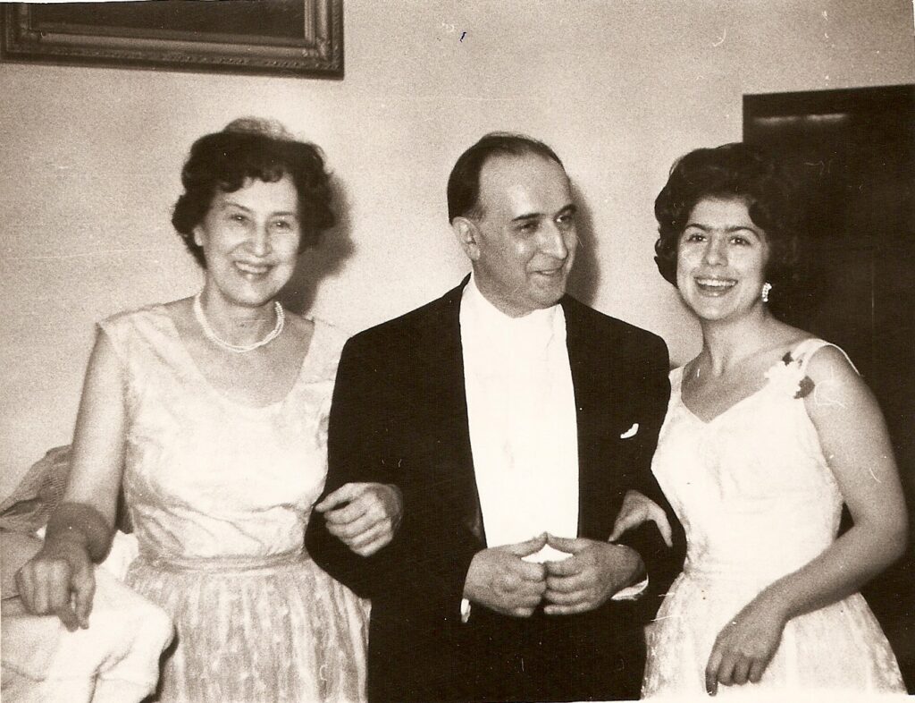 Silvia Șerbescu, dirijorul Constantin Bugeanu și Liana, după execuția Concertului de Bach pentru două piane în Do Major, la Ateneu în 1963