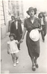 Liana și Silvia Șerbescu la plimbare pe stradă