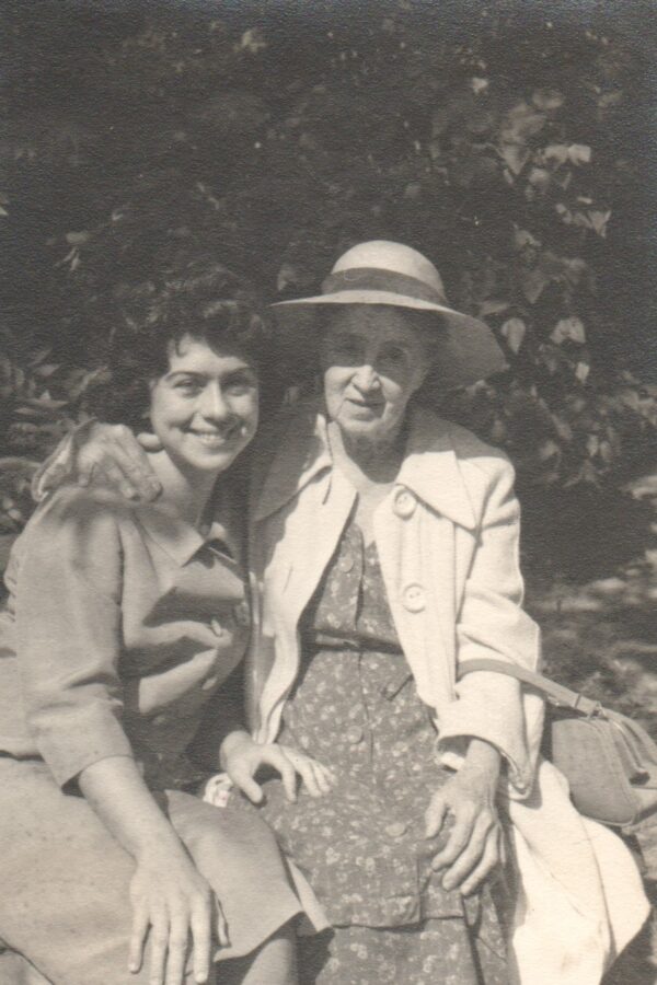 Cella Delavrancea cu Liana în 1960