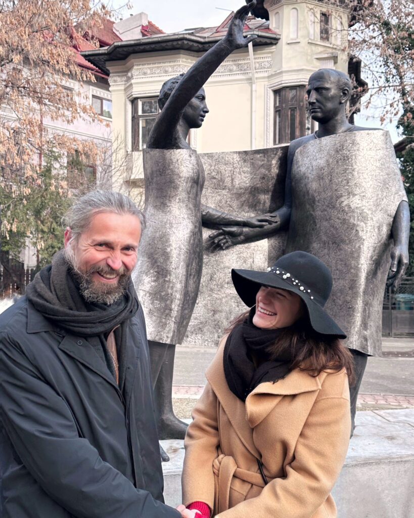 Sculptorul Virgil Scripcariu și Ana Rubeli, Președintele Asociației culturale Aici A Stat