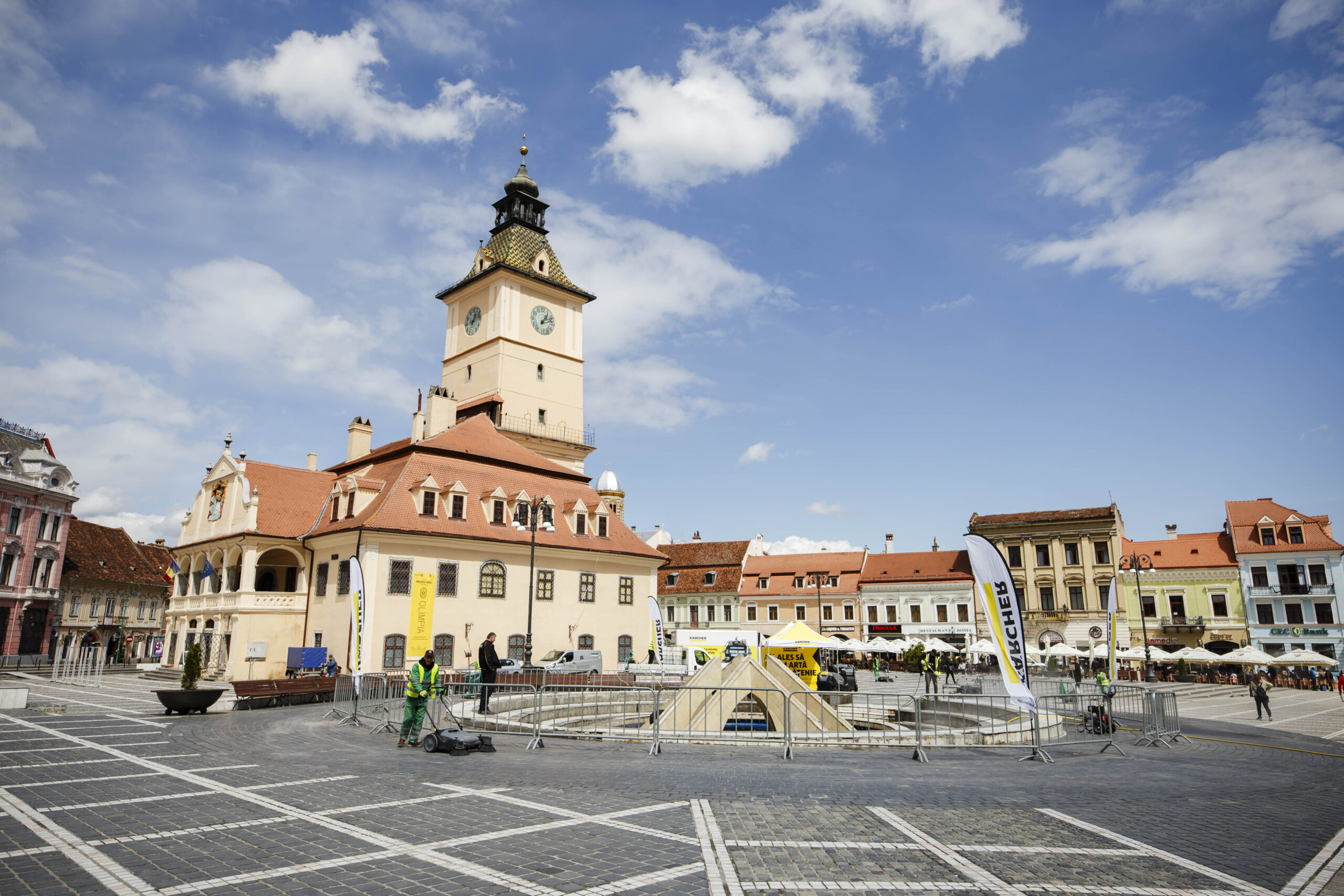 Piața Sfatului și Teatrul Sică Alexandrescu repuse în valoare de Kärcher România