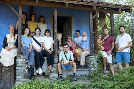 O parte a echipei şcolii de vară Heritage Lab în vizită de studiu la Şona, alături de pictorul Ştefan Câlţia. Credite foto - Mihai Andrei