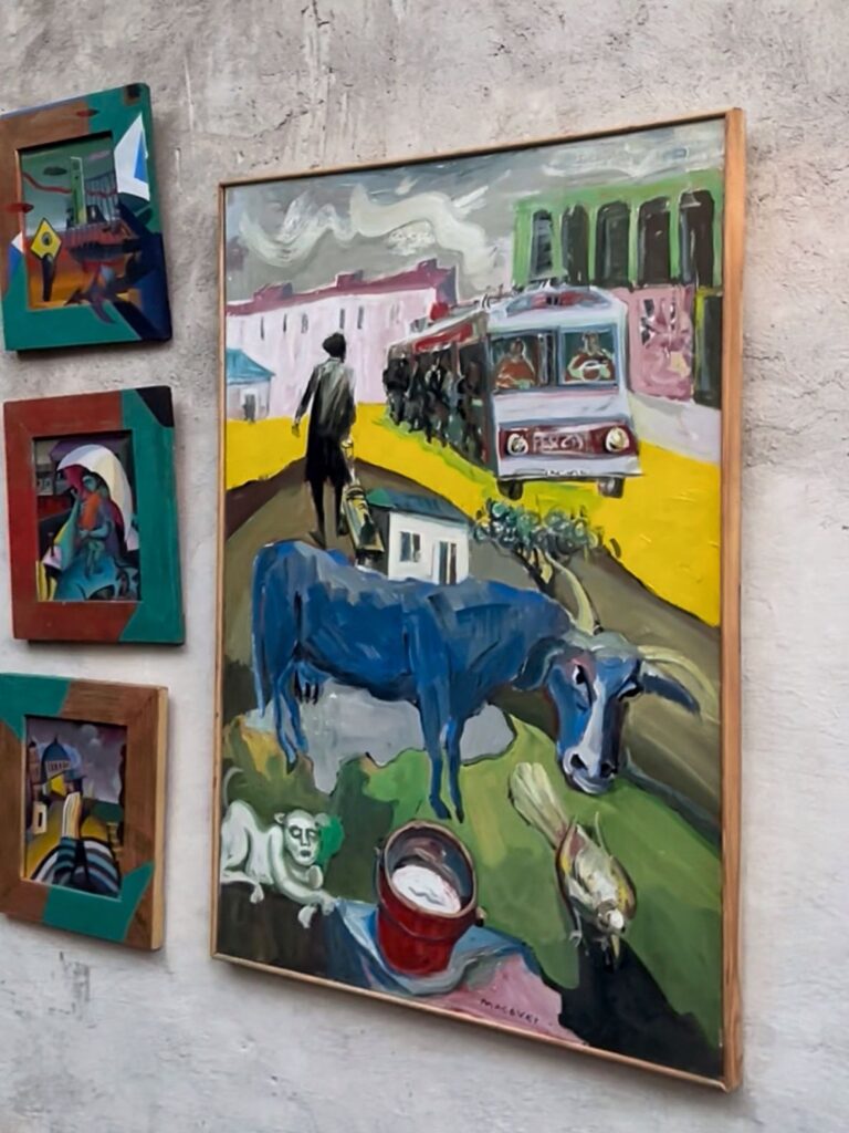 Vaca suprarealistă albastră pictată de Dumitru Macovei