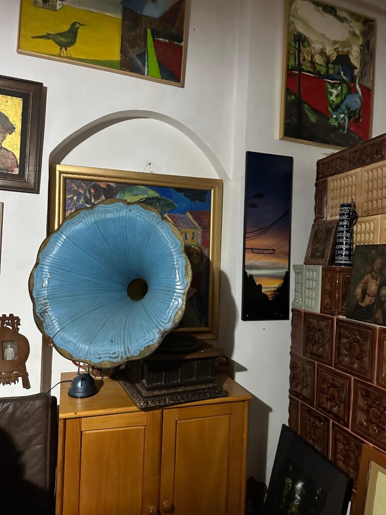 Gramofonul albastru din atelierul pictorului Dumitru Macovei