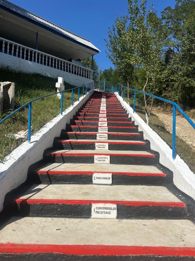 Scările cu păcate de la Biserica Sf. Voievozi din Cucuieți