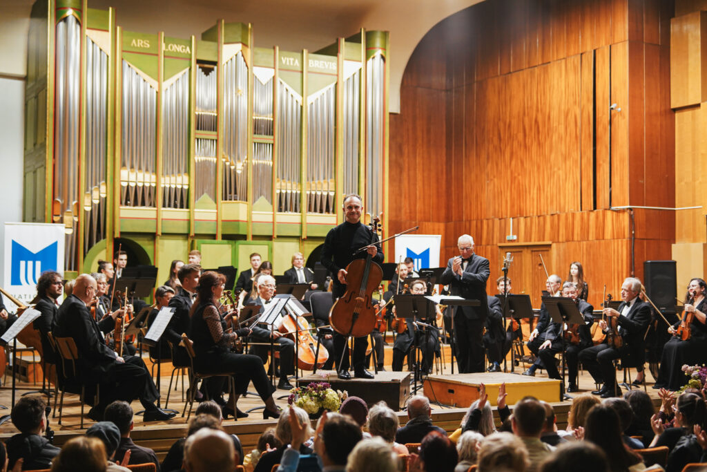 Dariu Gavrilă la violoncel - Concert simfonic In Memoriam Silvia Șerbescu în Sala George Enescu de la UNMB - Foto: Alex Damian