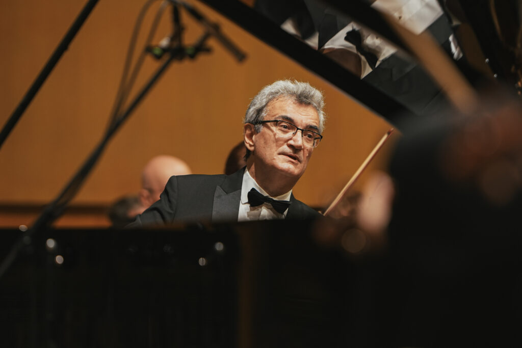 Vlad Dimulescu la pian - Concert simfonic In Memoriam Silvia Șerbescu în Sala George Enescu de la UNMB - Foto: Alex Damian