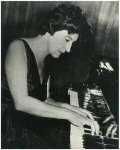 Silvia Șerbescu la pian - 1950 aprox.