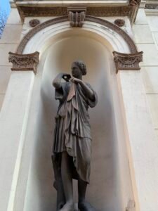 Detaliu de pe fațada Muzeului Theodor Aman