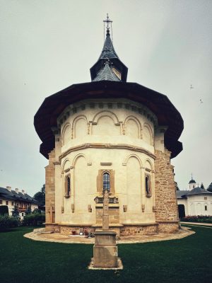 Fațada de est a bisericii de la Putna