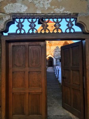 Portal gotic de intrare în mănăstirea Cârța